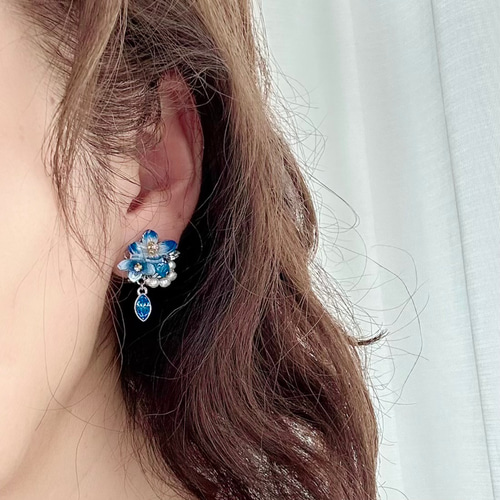 青い紫陽花ときらめくbijouのピアス／イヤリング（右耳）+イヤーカフ