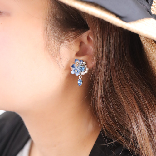 青い紫陽花ときらめくbijouのピアス／イヤリング（右耳）+イヤーカフ