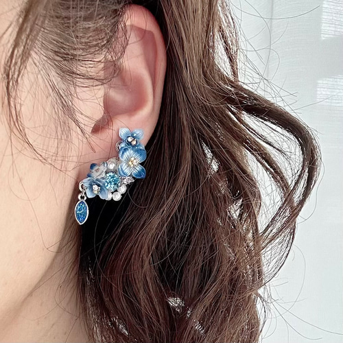 青い紫陽花ときらめくbijouのピアス／イヤリング（右耳）+イヤーカフ