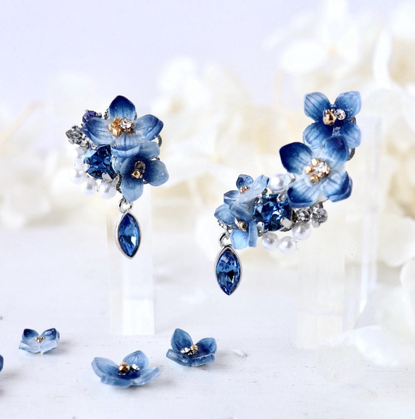 青い紫陽花ときらめくbijouのピアス／イヤリング（右耳）+イヤーカフ（左耳）花、ギフト 1枚目の画像