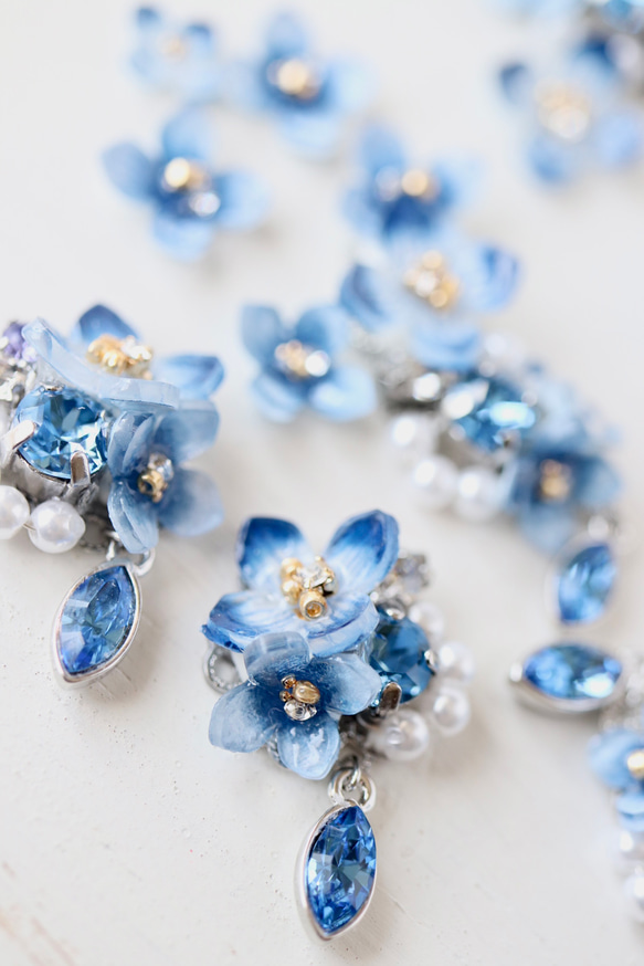 青い紫陽花ときらめくbijouのピアス／イヤリング（右耳）+イヤーカフ（左耳）花、ギフト 10枚目の画像