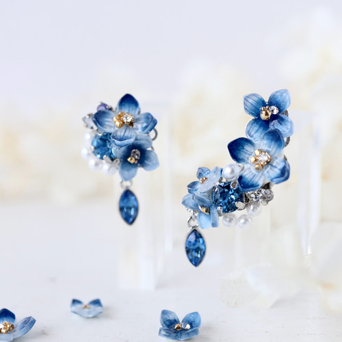 ハンドメイド お花とカラフルビジュー ♡ ピアス風 ビジュー イヤーカフ ♡ 青い紫陽花ときらめくbijouのピアス／イヤリング（右耳）+