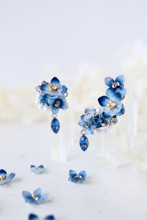 青い紫陽花ときらめくbijouのピアス／イヤリング（右耳）+イヤーカフ（左耳）花、ギフト 17枚目の画像