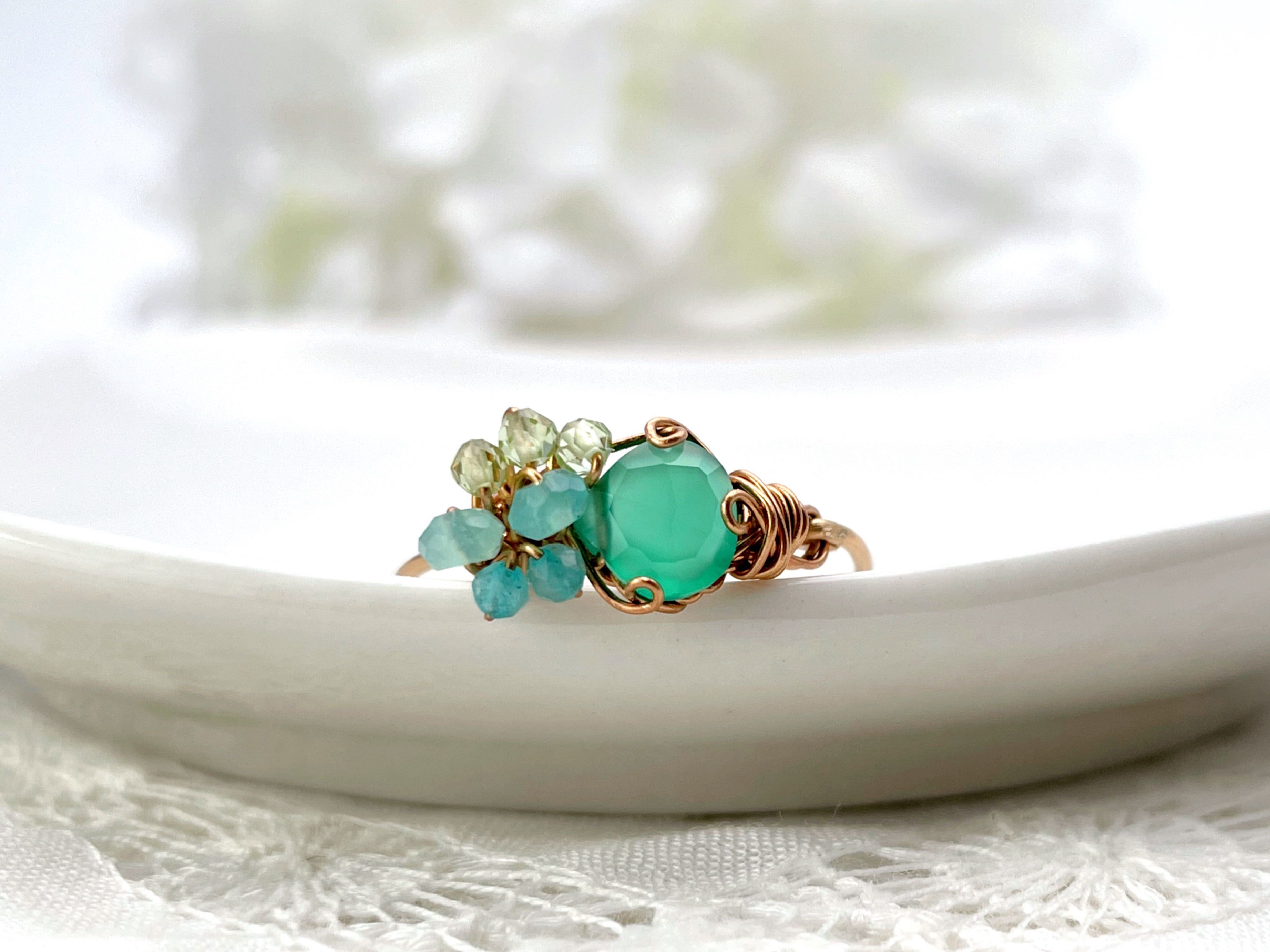 Marie's garden - グリーンオニキスと3種の天然石のワイヤーリング ペリドット アマゾナイト 指輪