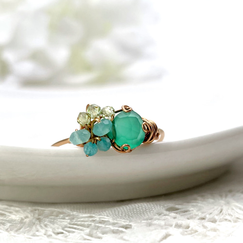 グリーンオニキスのワイヤーリング Marie's garden - グリーンオニキスと3種の天然石のワイヤーリング