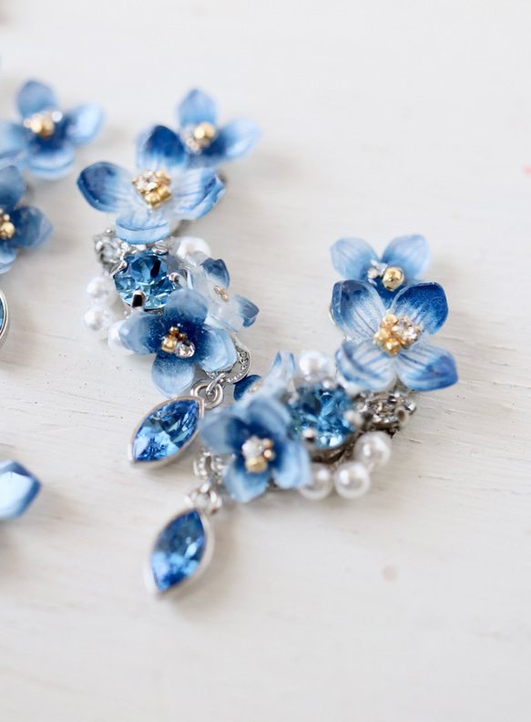 青い紫陽花ときらめくbijouのイヤーカフ（両耳）花、ギフト 15枚目の画像