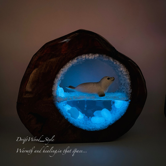 一つ限りの流木アート 流氷のゴマフアザラシ ジオラマ 流木 フィギュア インテリア レジン 置物 動物 アザラシ N5 2枚目の画像