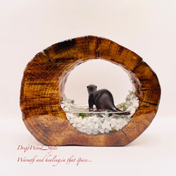 一つ限りの流木アート 川辺のコツメカワウソ ジオラマ 流木 フィギュア 置物 インテリア レジン カワウソ N6 5枚目の画像