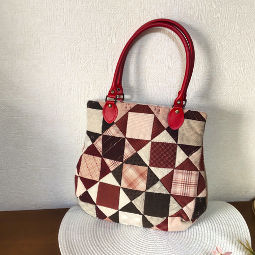 先染めの生地でパッチワークキルトしたひょうたん型のバッグ トート