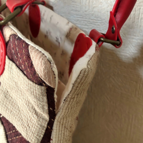 先染めの生地でパッチワークキルトしたひょうたん型のバッグ トート