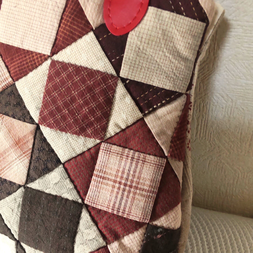 先染めの生地でパッチワークキルトしたひょうたん型のバッグ