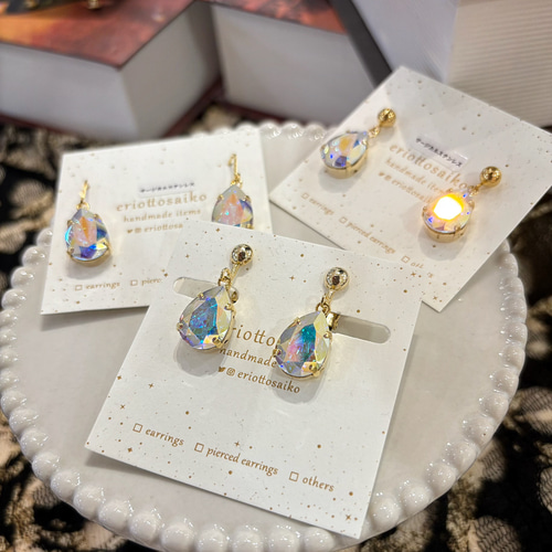 しずく型クリスタルドロップイヤリング（Gフレーム×クリスタルオーロラ  