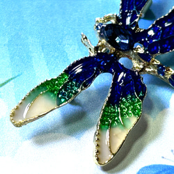 539 青，白，緑色の羽根が、コントラストもとても、綺麗なトンボブローチＡ 5枚目の画像