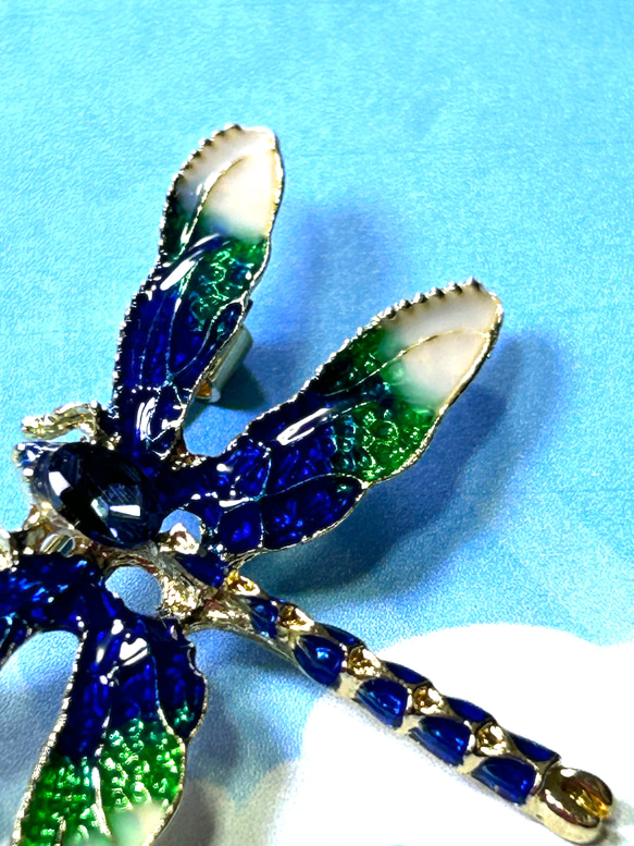 539 青，白，緑色の羽根が、コントラストもとても、綺麗なトンボブローチＡ 3枚目の画像