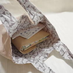 トートバッグ お薬入れ 休憩用バッグ コンパクト 使いやすい 手持ち 小さめ  刺繍 白鳥 フェルト 花 ワンポイント 15枚目の画像