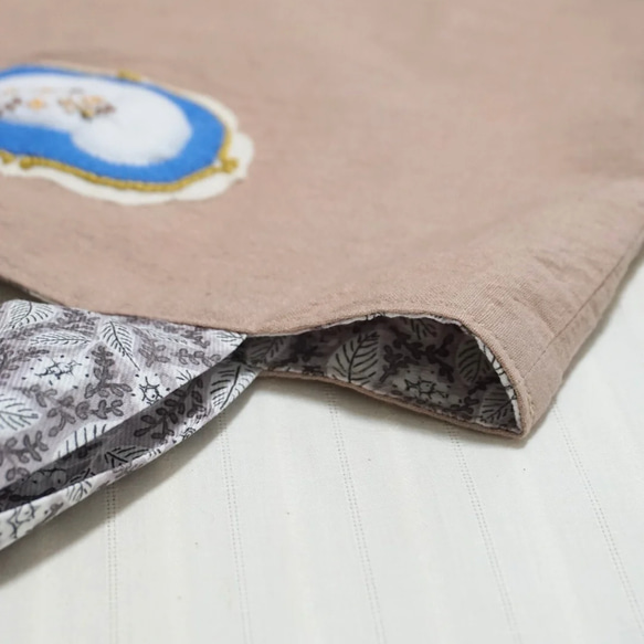 トートバッグ お薬入れ 休憩用バッグ コンパクト 使いやすい 手持ち 小さめ  刺繍 白鳥 フェルト 花 ワンポイント 8枚目の画像