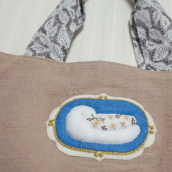 トートバッグ お薬入れ 休憩用バッグ コンパクト 使いやすい 手持ち 小さめ  刺繍 白鳥 フェルト 花 ワンポイント 2枚目の画像
