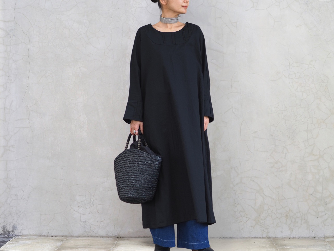 ピンタック、Aライン長袖ワンピース／ブラック