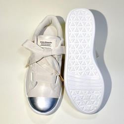 雙色輕便外套運動鞋配可愛大絲帶狀鞋帶（象牙色 x 銀色）22.5 厘米至 24.5 厘米 第5張的照片