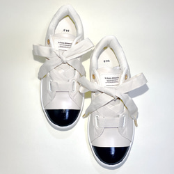 雙色輕便外套運動鞋配可愛大絲帶狀鞋帶（象牙色 x 銀色）22.5 厘米至 24.5 厘米 第6張的照片