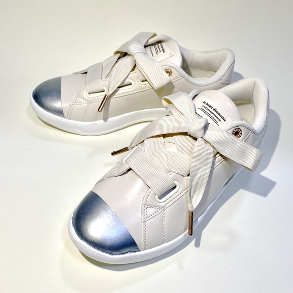 雙色輕便外套運動鞋配可愛大絲帶狀鞋帶（象牙色 x 銀色）22.5 厘米至 24.5 厘米 第2張的照片