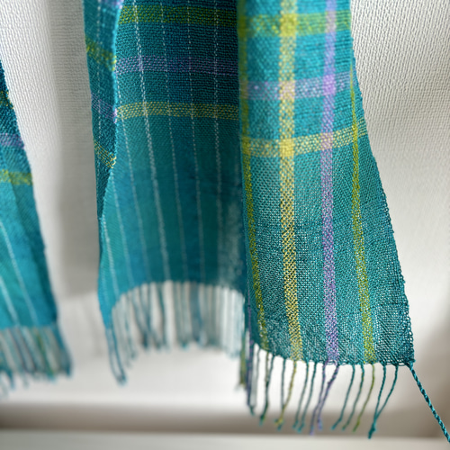 手織り』<シルクのマフラー>ターコイズブルーのチェック柄（黄、黄緑