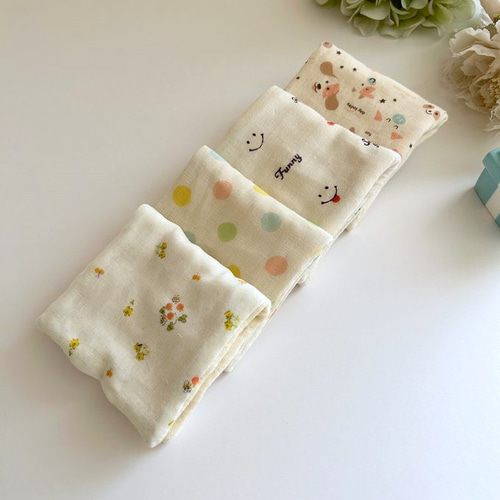 手刺繍入ちっちゃな ガーゼハンカチ【ぷっくりお花】 the first present to baby*ベビーちゃんのお口拭き8重ガーゼハンカチ