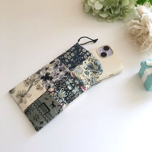【ご参考:1枚掲載中】掲載生地で作製可能。リバティ 苺泥棒 スマホケース Liberty*大人乙女のリバティパッチ簡単スマホケース*いちご泥棒
