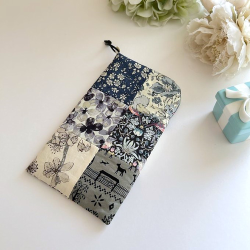 【ご参考:1枚掲載中】掲載生地で作製可能。リバティ 苺泥棒 スマホケース Liberty*大人乙女のリバティパッチ簡単スマホケース*いちご泥棒
