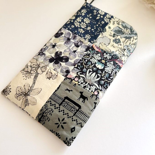 Liberty*大人乙女のリバティパッチ簡単スマホケース*いちご泥棒