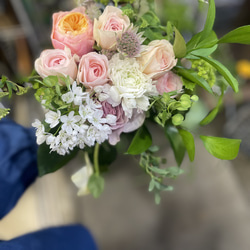 【母の日ギフト】お誕生日、結婚お祝いなどにも。こだわりのバラや初夏のお花を束ねました。大切な人へのギフトに 3枚目の画像