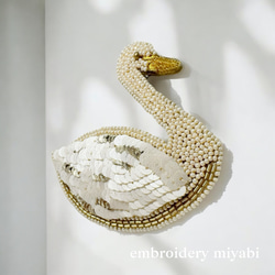 送料無料スワンのビーズ刺繍ブローチ クリーム×ゴールド (リュネビル