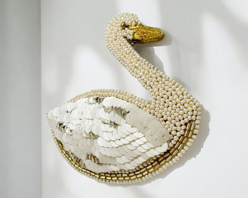 送料無料スワンのビーズ刺繍ブローチ クリーム×ゴールド (リュネビル