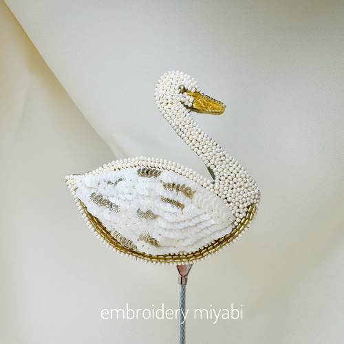 送料無料スワンのビーズ刺繍ブローチ クリーム×ゴールド (リュネビル