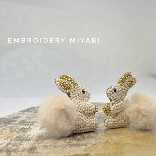 送料無料 ぽんぽんしっぽのうさぎ ミニ ビーズ刺繍ブローチ