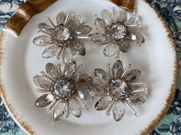 新入荷！『キラキラ涼しげの花型がお洒落！花のビーズ ビジューパーツ