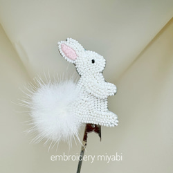 ハンドメイド　刺繍　ブローチ　メルヘンうさぎ ハンドメイド 刺繍 ブローチ メルヘンうさぎ