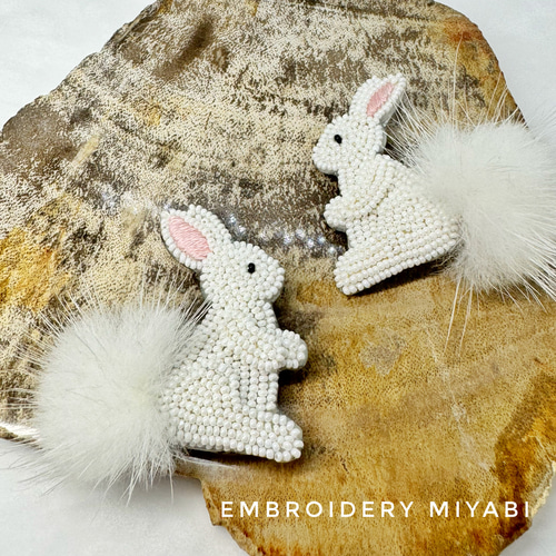 ぽんぽんしっぽのうさぎ しろ ビーズ刺繍ブローチ (リュネビル