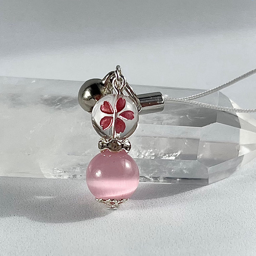 天然石入り】暗いところで光る桜ボール(艶)のストラップチャーム 
