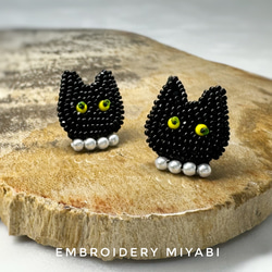 黒猫のビーズ刺繍ピアスとイヤリング　～リュネビル刺繍～ 6枚目の画像