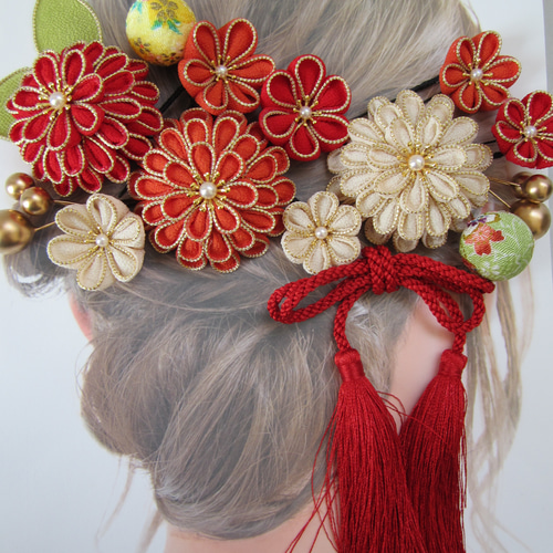 受注制作】 成人式 髪飾り つまみ細工 ちりめん 赤 生成 オレンジ 卒業