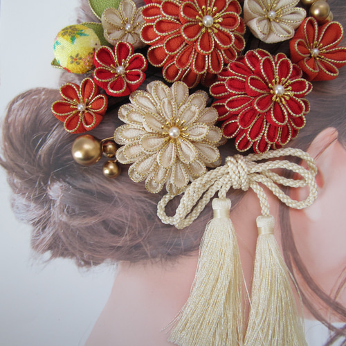 受注制作】 成人式 髪飾り つまみ細工 ちりめん 赤 生成