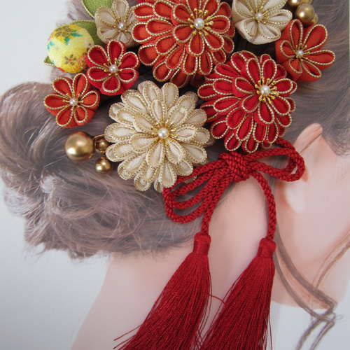 受注制作】 成人式 髪飾り つまみ細工 ちりめん 赤 生成