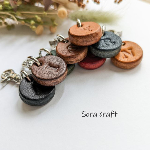 本革・コロンと小さなイニシャルチャーム キーホルダー Sora craft