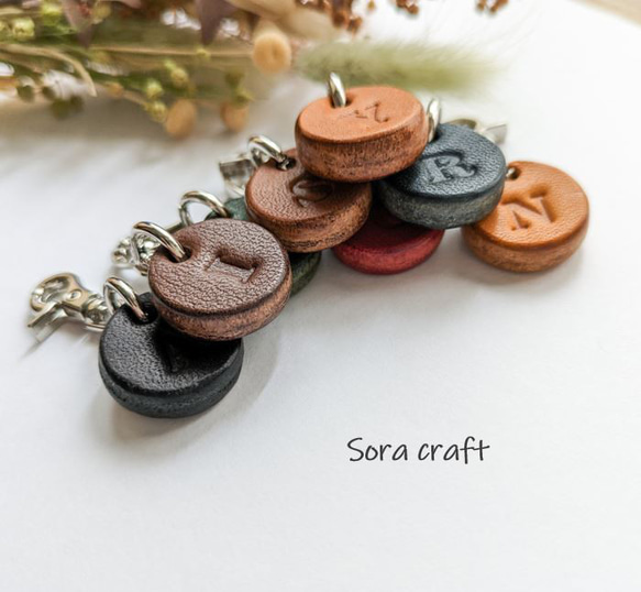 本革・コロンと小さなイニシャルチャーム 4枚目の画像