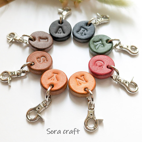 本革・コロンと小さなイニシャルチャーム キーホルダー Sora craft