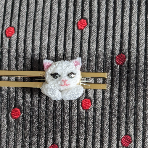 白猫ちゃんのネクタイピン。つまみ細工。 その他アクセサリー さゆう