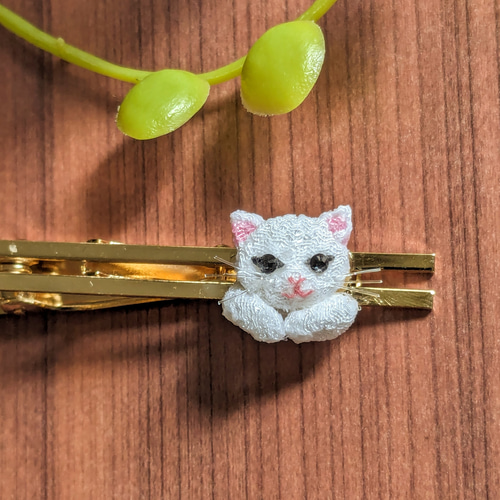白猫ちゃんのネクタイピン。つまみ細工。 その他アクセサリー さゆう