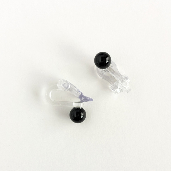 【樹脂クリップ金具】6mmオニキスのイヤリング ～ 金属アレルギー対応 金アレ～ 2枚目の画像