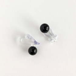 【樹脂クリップ金具】8mmオニキスのイヤリング ～ 金属アレルギー対応 金アレ～ 2枚目の画像